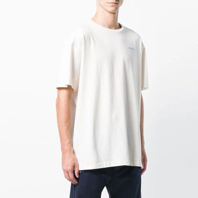 Camiseta oversize de manga corta con diseño de flechas degradadas