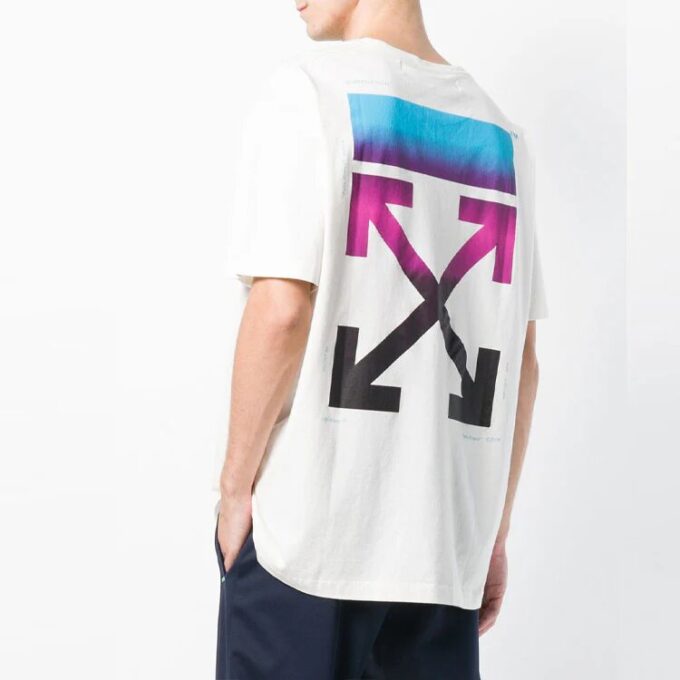 Camiseta oversize de manga corta con diseño de flechas degradadas