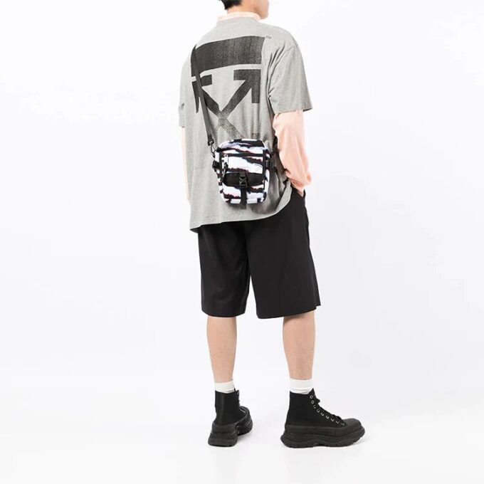 Camiseta gris de manga corta y corte holgado con cuello redondo y estampado del logotipo de Off-White para hombre, colección FW21