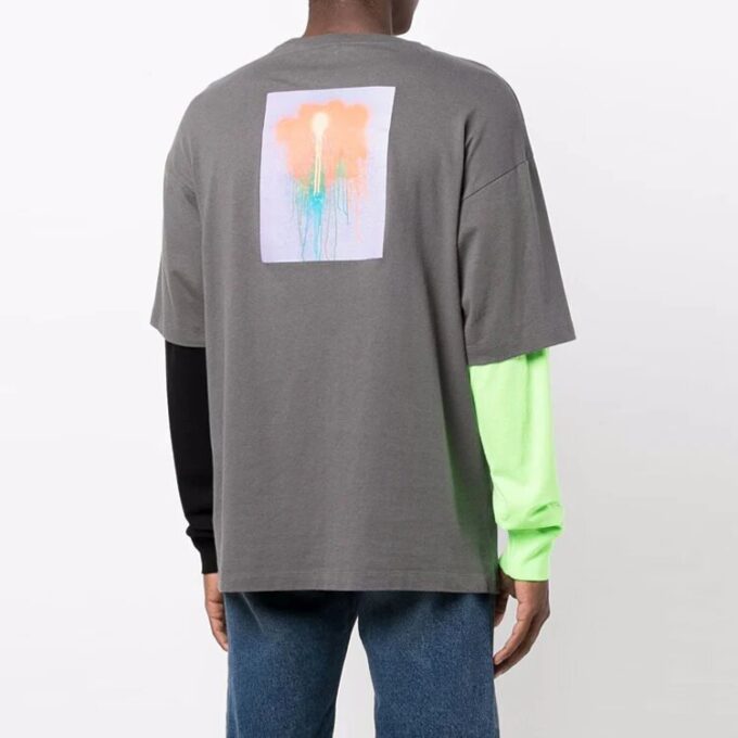 Camiseta gris de manga larga con estampado FW21