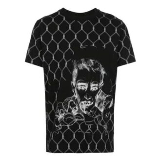 Camiseta negra de manga corta con cuello redondo y estampado de motivos en color liso