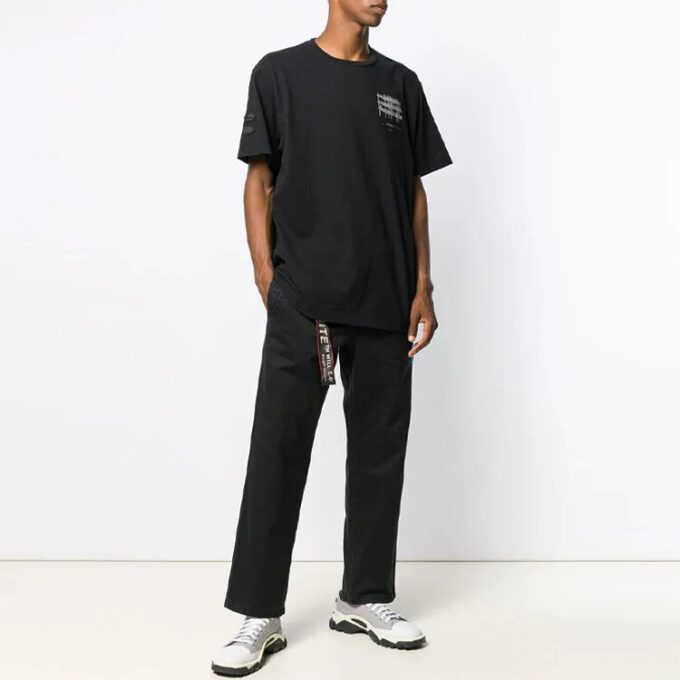 Camiseta negra de manga corta con estampado del logotipo
