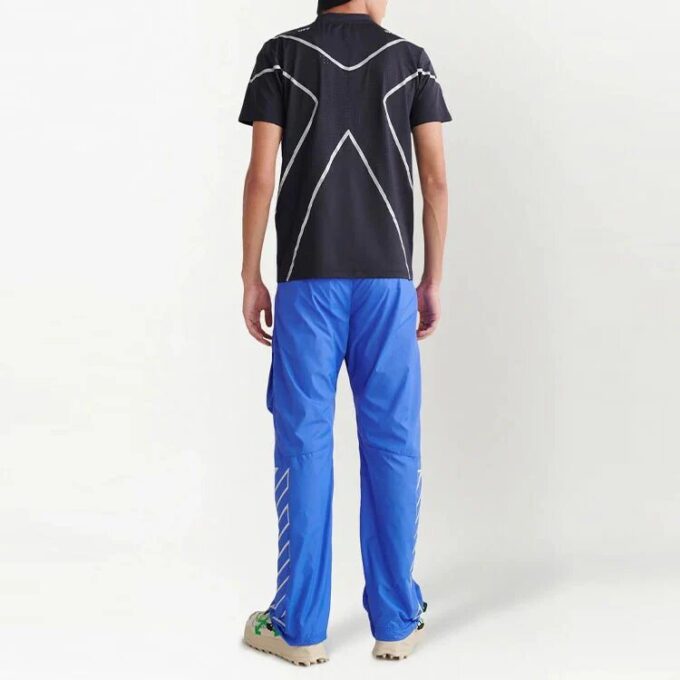 Camiseta negra de manga corta y corte ajustado con estampado de flechas y logotipo Off-White para hombre, colección Otoño-Invierno 2022