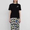 Camiseta negra de Off-White de la colección SS21, con estampado de flores y cuadros, cuello redondo, manga corta y corte ajustado