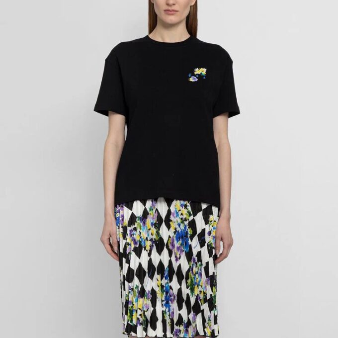 Camiseta negra de Off-White de la colección SS21, con estampado de flores y cuadros, cuello redondo, manga corta y corte ajustado