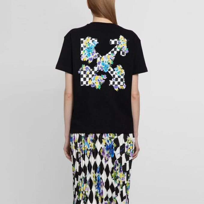 Camiseta negra de Off-White de la colección SS21, con estampado de flores y cuadros, cuello redondo, manga corta y corte ajustado