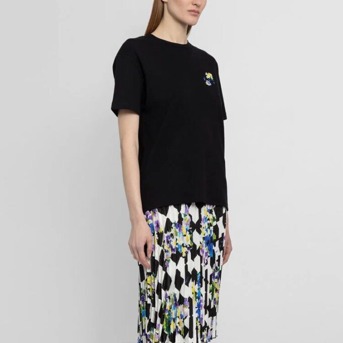 Camiseta negra de Off-White de la colección SS21, con estampado de flores y cuadros, cuello redondo, manga corta y corte ajustado