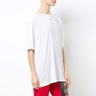 Camiseta oversize con cuello redondo, estampado y abertura trasera en color blanco roto
