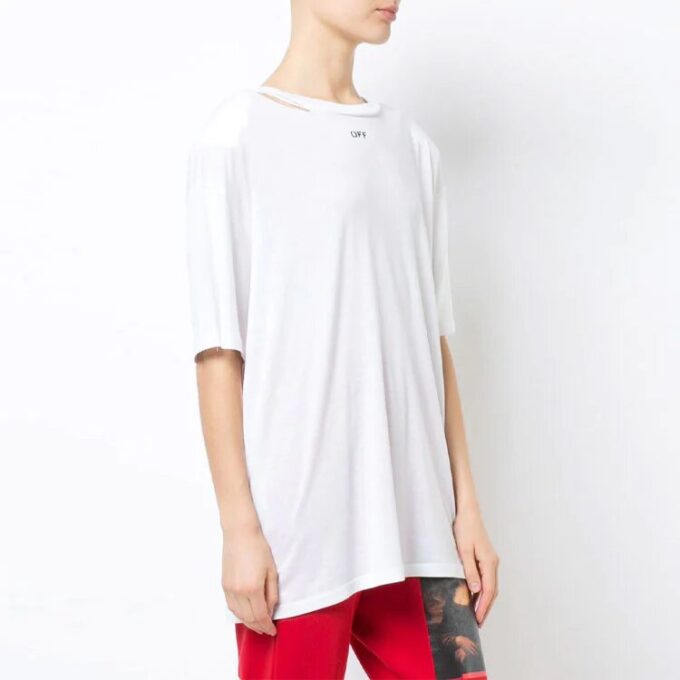 Camiseta oversize con cuello redondo, estampado y abertura trasera en color blanco roto