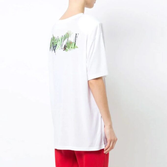 Camiseta oversize con cuello redondo, estampado y abertura trasera en color blanco roto