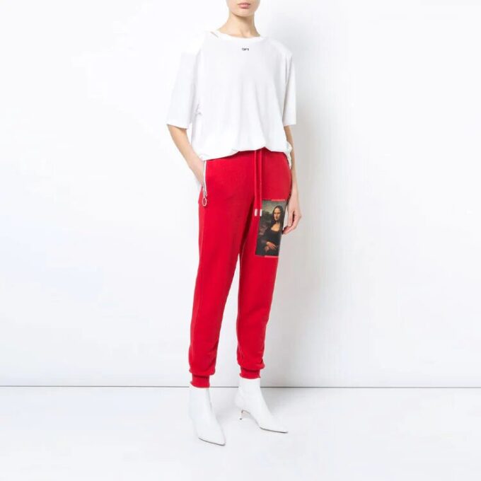 Camiseta oversize con cuello redondo, estampado y abertura trasera en color blanco roto