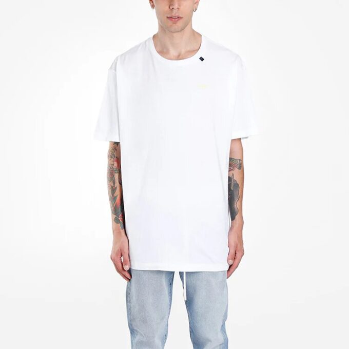 Camiseta oversize de manga corta con estampado de flecha dorada