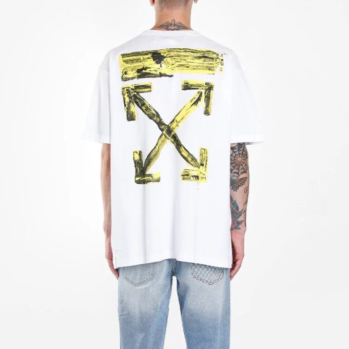 Camiseta oversize de manga corta con estampado de flecha dorada