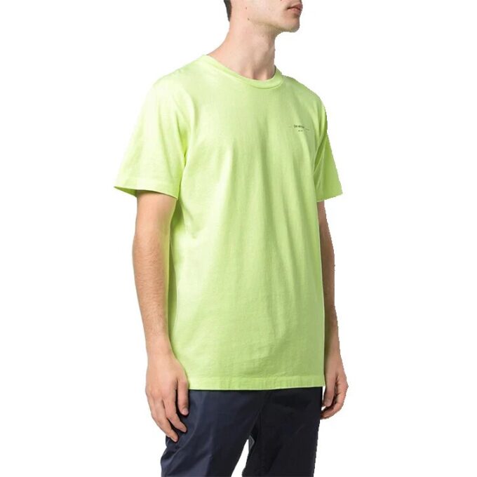Camiseta verde de pantalones cortos con cuello redondo y logotipo pequeño