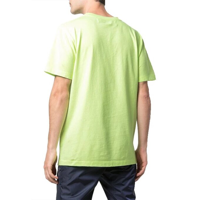 Camiseta verde de pantalones cortos con cuello redondo y logotipo pequeño