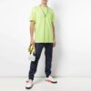 Camiseta verde de pantalones cortos con cuello redondo y logotipo pequeño