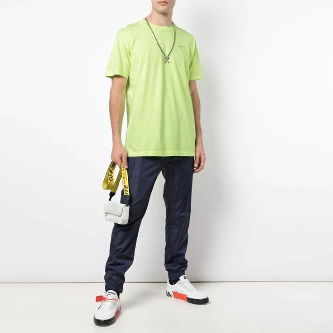 Camiseta verde de pantalones cortos con cuello redondo y logotipo pequeño