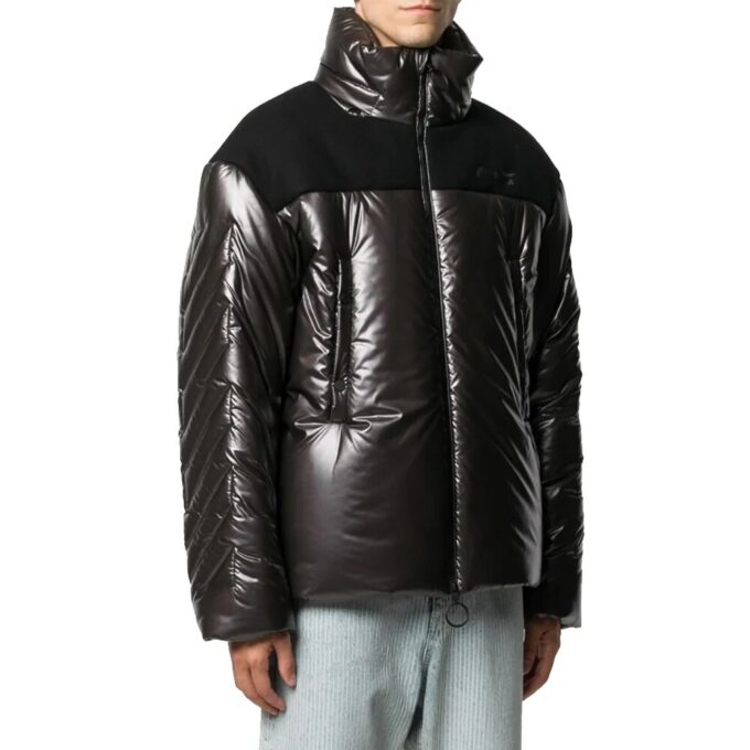 Chaqueta clásica con capucha y cuello alto, negra