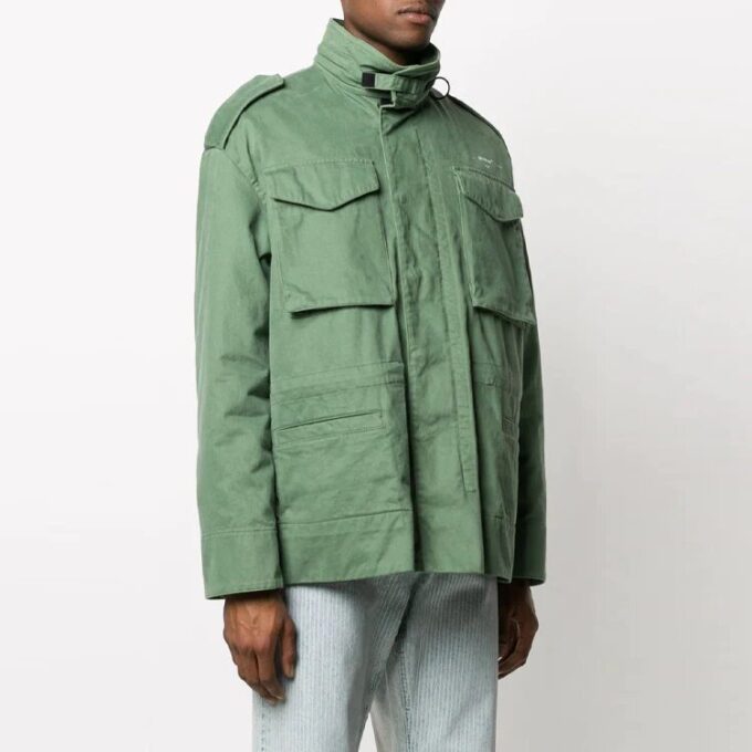 Chaqueta clásica con logo alfabético y múltiples bolsillos, versión verde