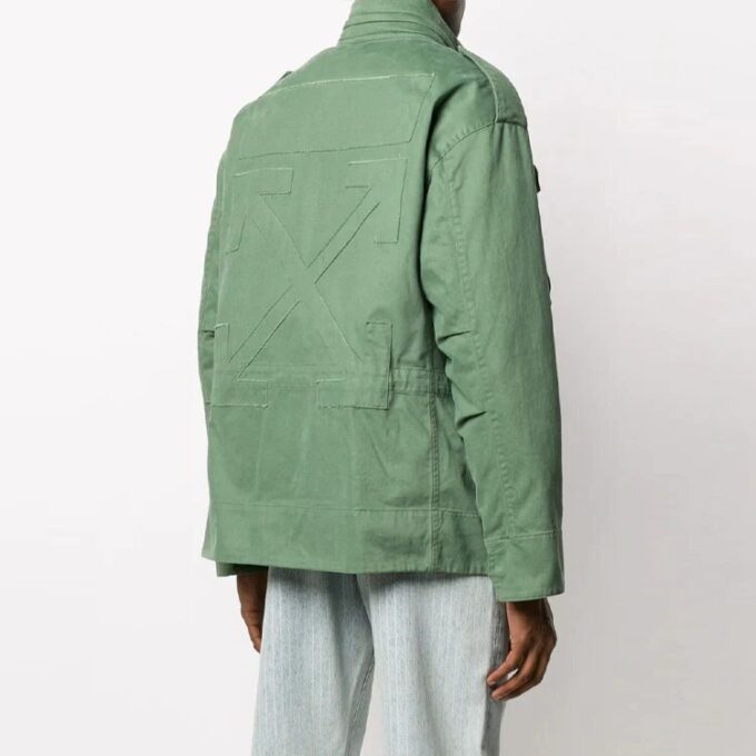 Chaqueta clásica con logo alfabético y múltiples bolsillos, versión verde