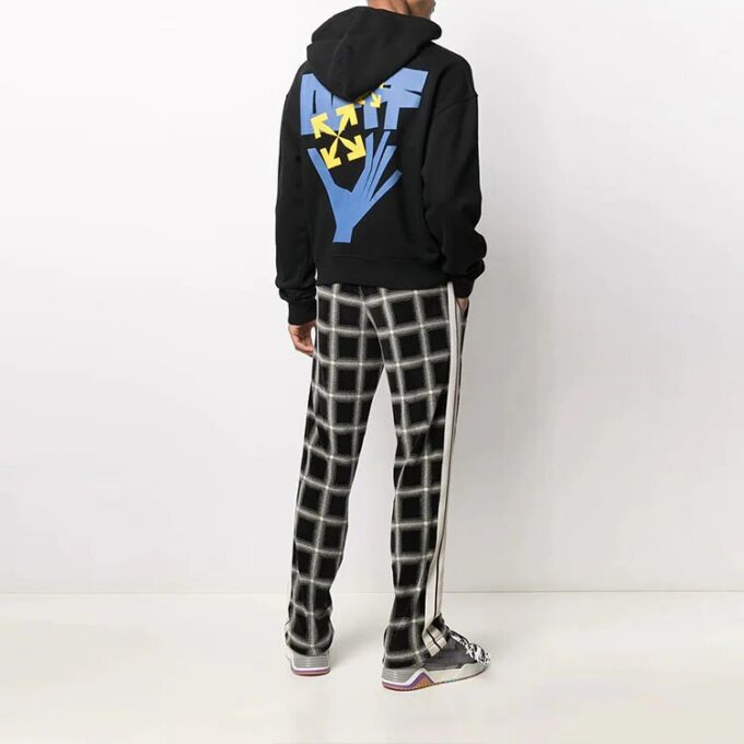 Chaqueta con capucha y estampado de letras FW21, versión en negro