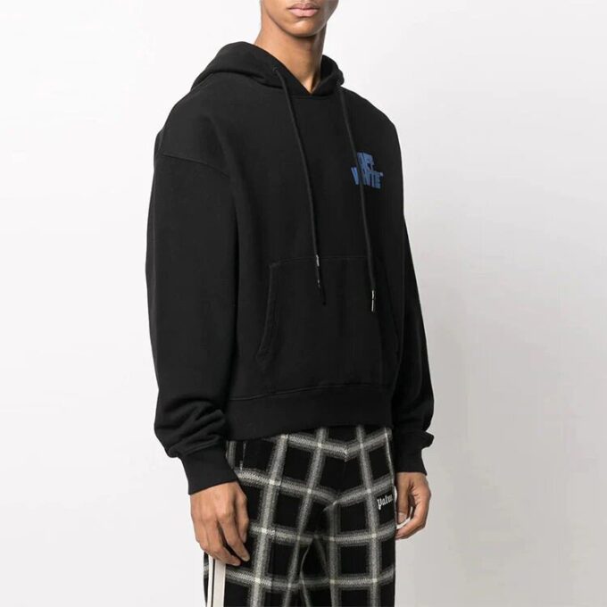Chaqueta con capucha y estampado de letras FW21, versión en negro