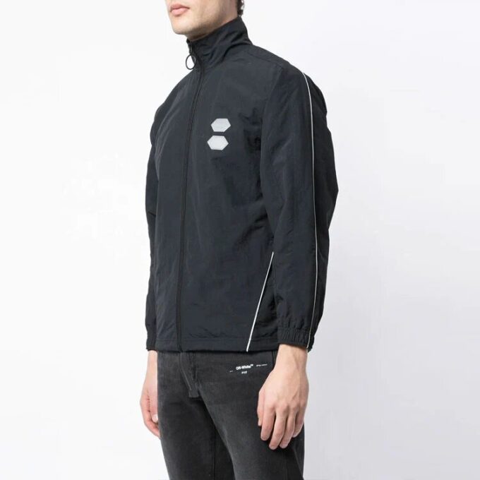 Chaqueta con cremallera, cuello alto y corte entallado, color liso, negra
