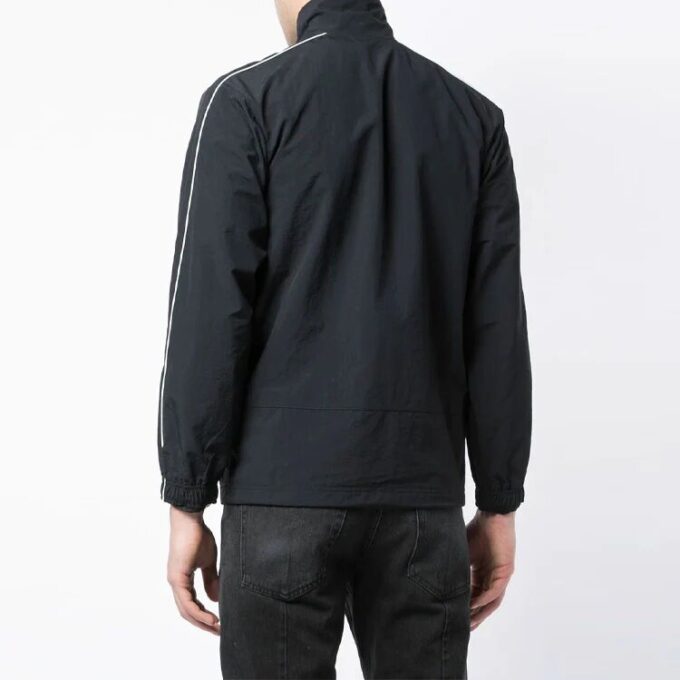 Chaqueta con cremallera, cuello alto y corte entallado, color liso, negra