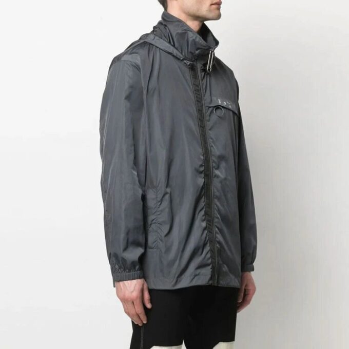 Chaqueta con cremallera y estampado del logotipo de la colección SS21, versión gris