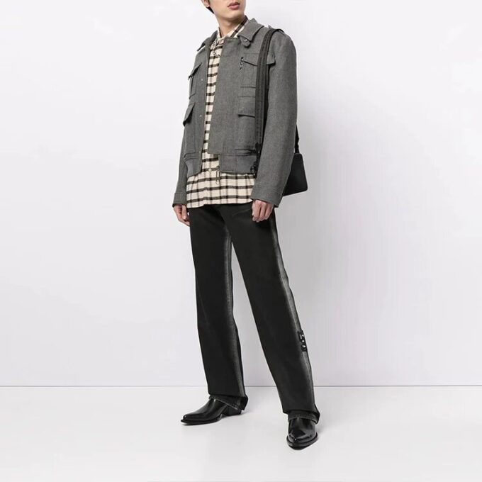 Chaqueta con logo y múltiples bolsillos de la colección primavera-verano 2021, color gris