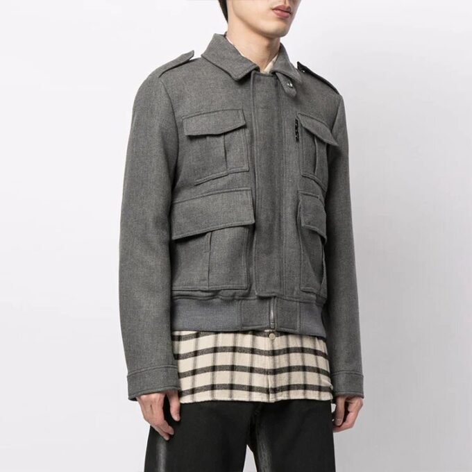 Chaqueta con logo y múltiples bolsillos de la colección primavera-verano 2021, color gris