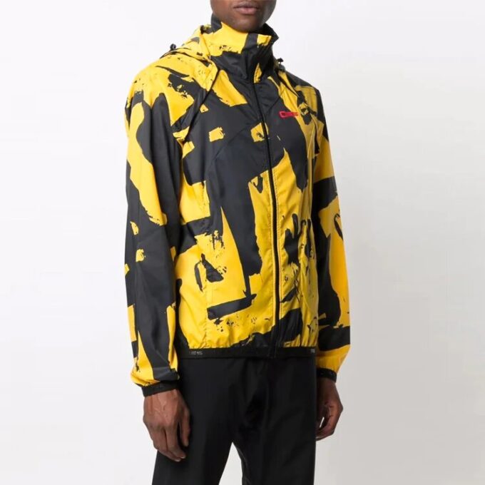 Chaqueta con mangas desmontables y estampado de grafitis, versión amarilla