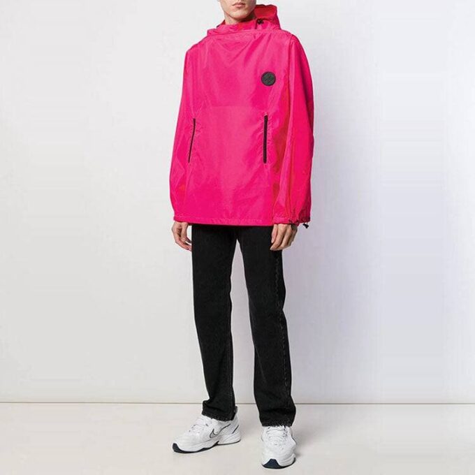 Chaqueta cortavientos con gran estampado de flecha en la espalda, color rojo