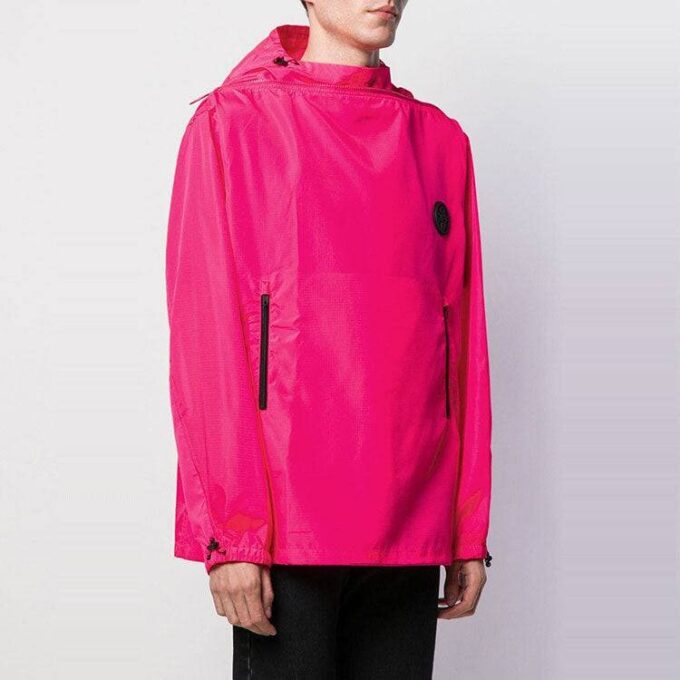 Chaqueta cortavientos con gran estampado de flecha en la espalda, color rojo