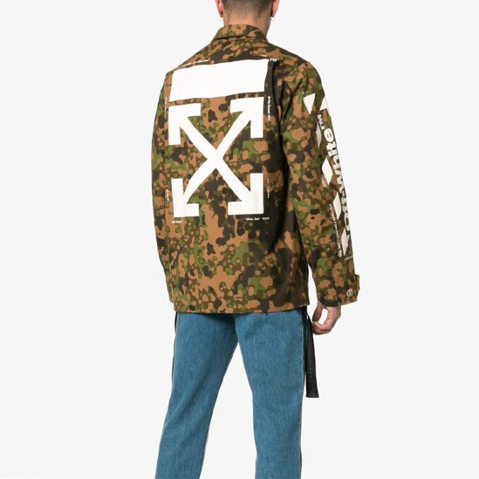 Chaqueta de campo con estampado de camuflaje en diagonal