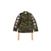 Chaqueta de camuflaje para hombre con medallas, cintas y diseño de flechas en la espalda