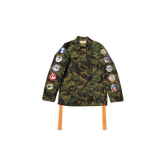 Chaqueta de camuflaje para hombre con medallas, cintas y diseño de flechas en la espalda