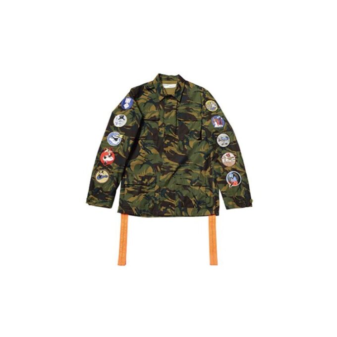 Chaqueta de camuflaje para hombre con medallas, cintas y diseño de flechas en la espalda