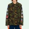 Chaqueta de camuflaje para hombre con medallas, cintas y diseño de flechas en la espalda
