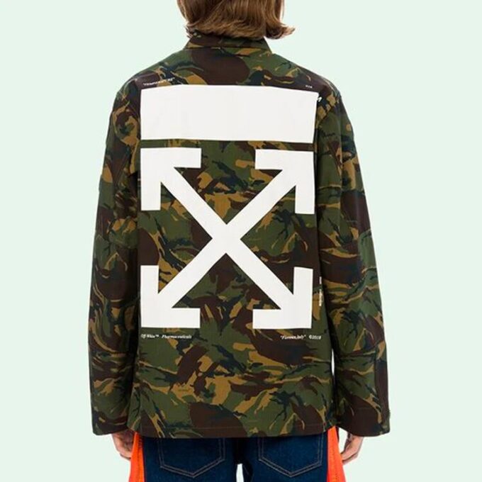 Chaqueta de camuflaje para hombre con medallas, cintas y diseño de flechas en la espalda