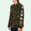 Chaqueta de camuflaje para hombre con medallas, cintas y diseño de flechas en la espalda