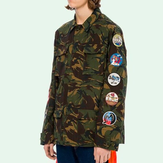 Chaqueta de camuflaje para hombre con medallas, cintas y diseño de flechas en la espalda