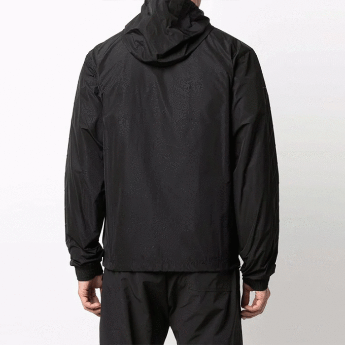 Chaqueta deportiva con capucha y cremallera, corte holgado, color negro
