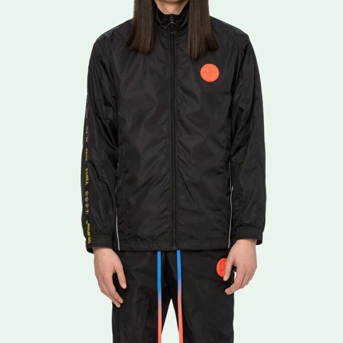 Chaqueta deportiva con cremallera y cinta industrial