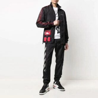 Chaqueta deportiva con cremallera y estampado del logotipo en color liso SS21, negra
