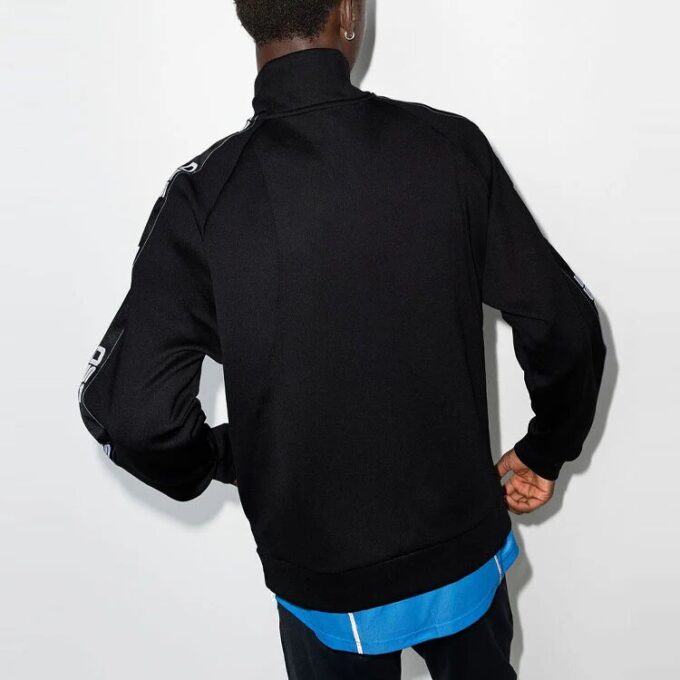 Chaqueta deportiva de manga larga con cremallera FW21, versión de corte ajustado, en negro