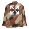 Chaqueta tipo camisa con estampado de camuflaje y motivos de flechas