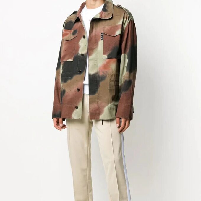 Chaqueta tipo camisa con estampado de camuflaje y motivos de flechas