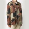 Chaqueta tipo camisa con estampado de camuflaje y motivos de flechas