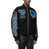 Chaqueta universitaria con parche con el logotipo